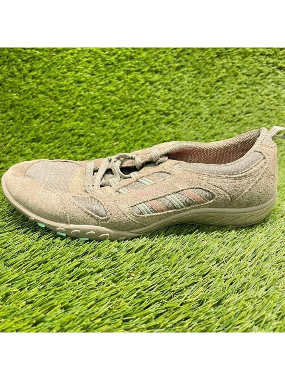 Skechers Breathe Easy Good Luck Womens Size 7.5 Taupe Athletic Shoes Sneakers